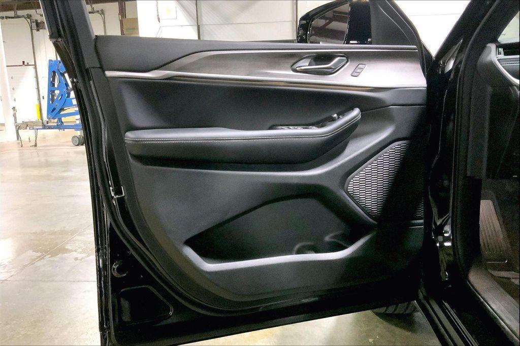 new 2025 Jeep Grand Cherokee car, priced at $43,574