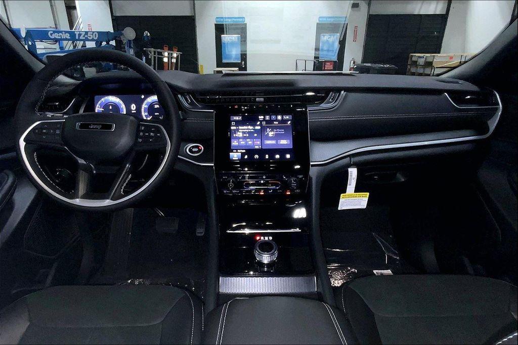 new 2025 Jeep Grand Cherokee car, priced at $37,622