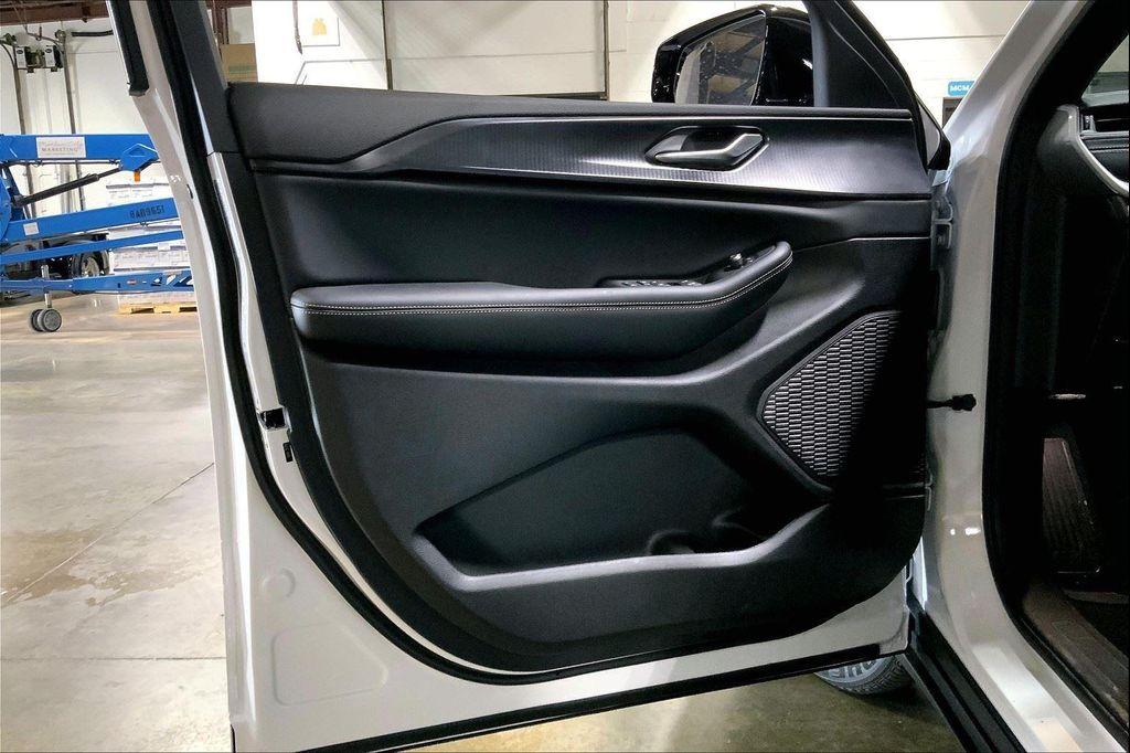 new 2025 Jeep Grand Cherokee car, priced at $37,622