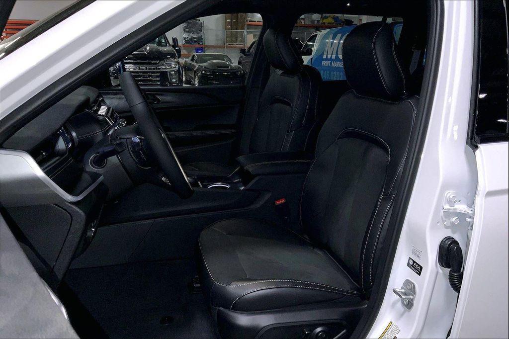 new 2025 Jeep Grand Cherokee car, priced at $44,251