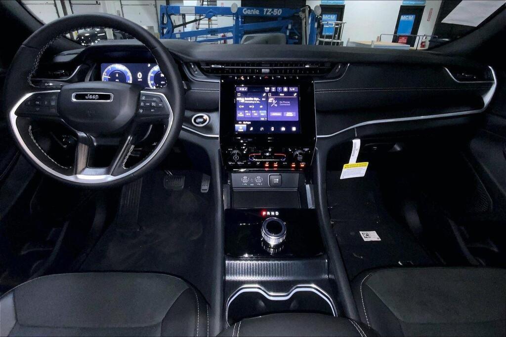 new 2025 Jeep Grand Cherokee car, priced at $45,217