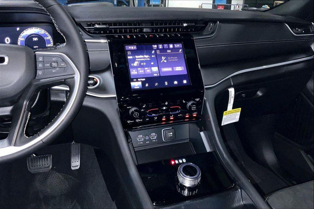 new 2025 Jeep Grand Cherokee car, priced at $44,251