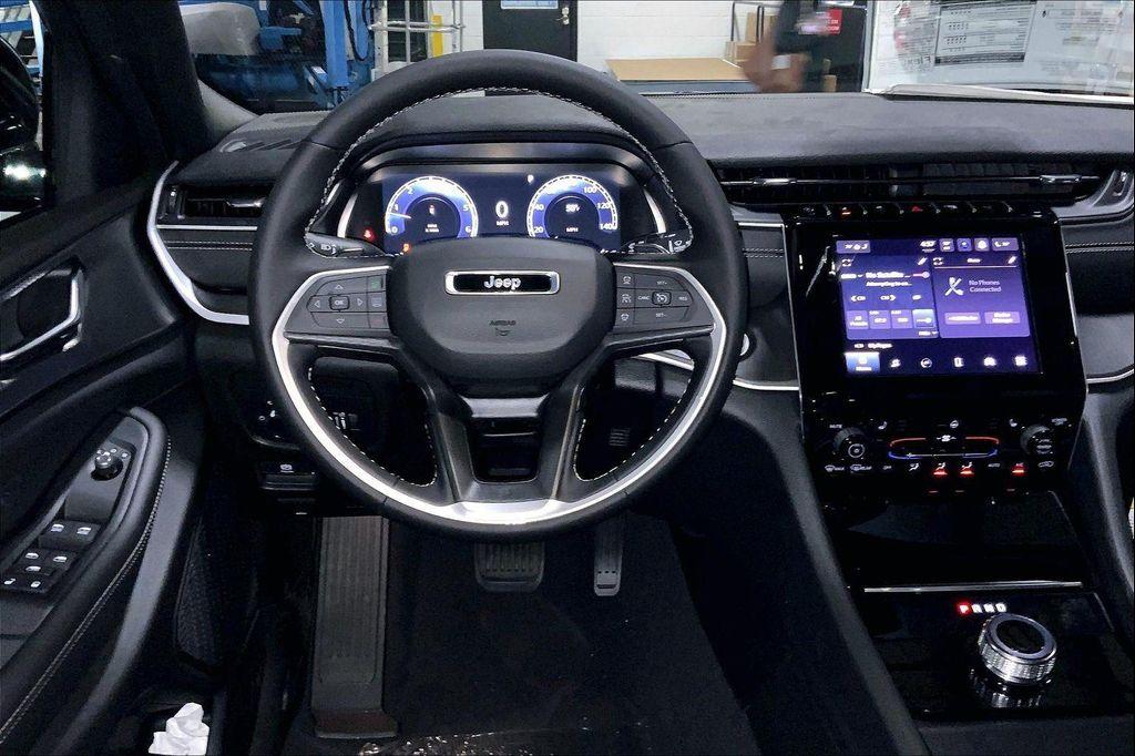 new 2025 Jeep Grand Cherokee car, priced at $38,575