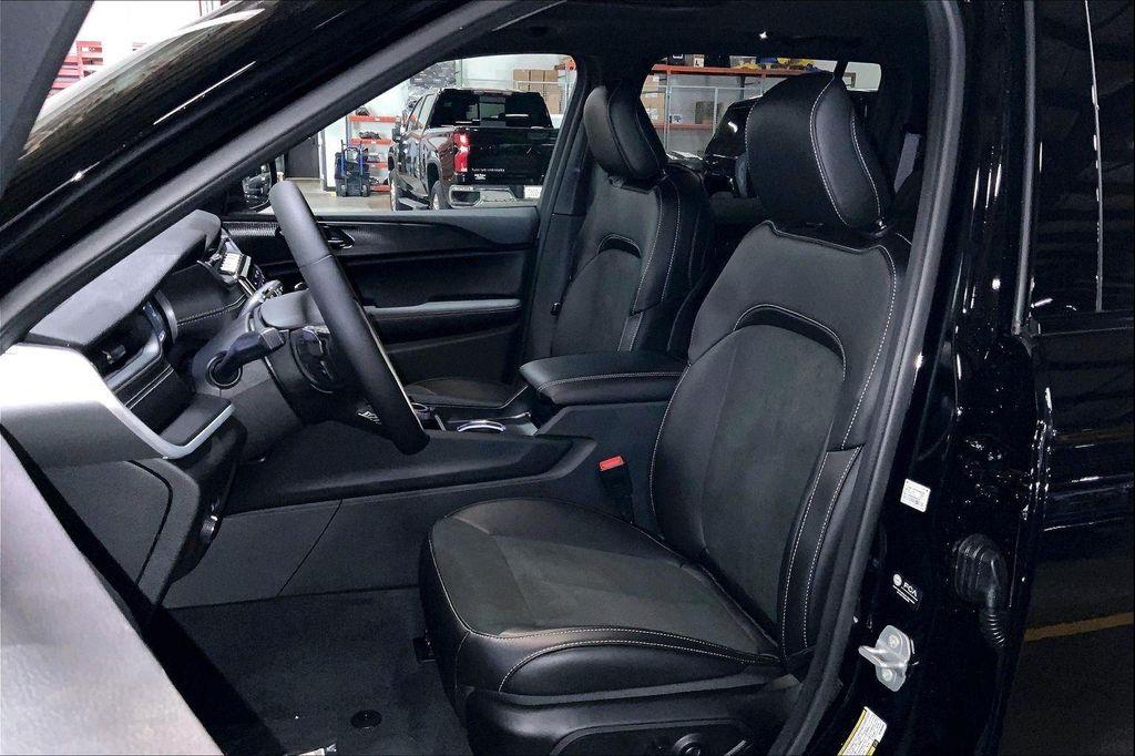 new 2025 Jeep Grand Cherokee car, priced at $38,575