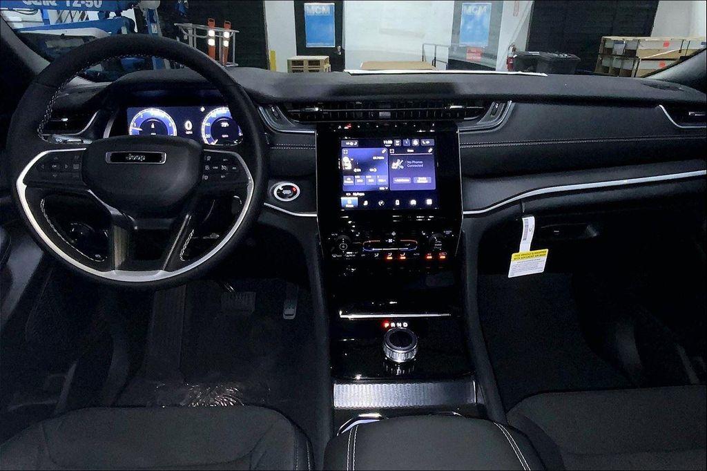 new 2025 Jeep Grand Cherokee car, priced at $42,025