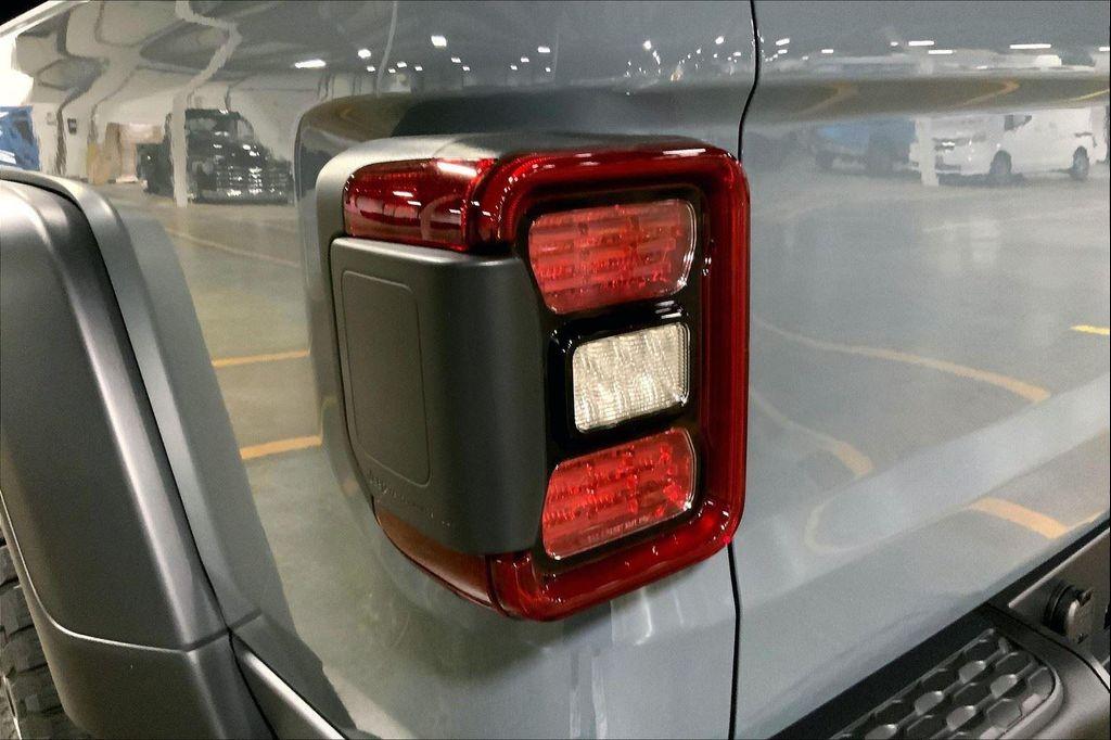 new 2025 Jeep Gladiator car, priced at $45,672