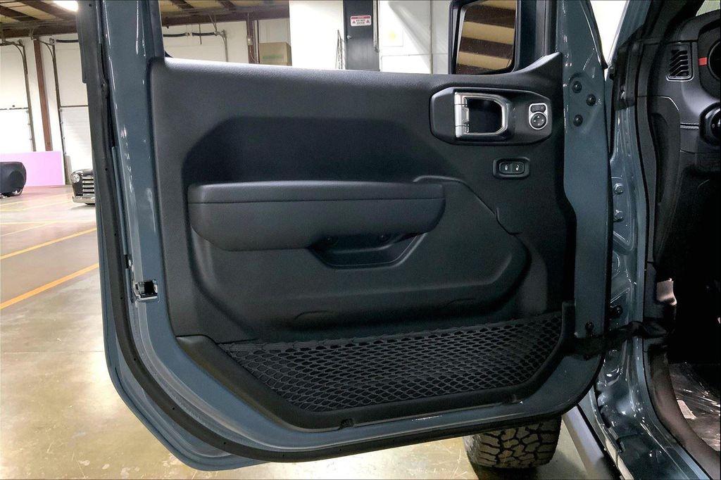 new 2025 Jeep Gladiator car, priced at $45,672