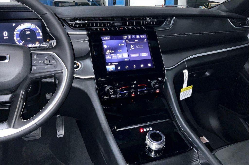 new 2025 Jeep Grand Cherokee car, priced at $44,717