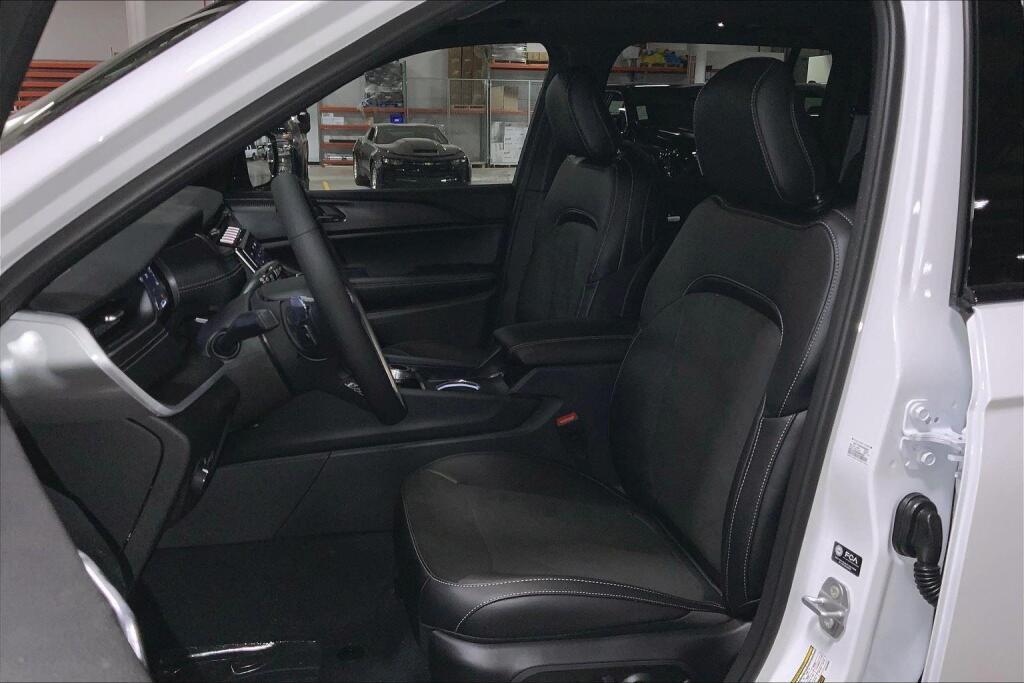new 2025 Jeep Grand Cherokee car, priced at $45,217