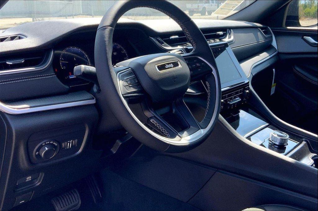 new 2025 Jeep Grand Cherokee L car, priced at $40,275