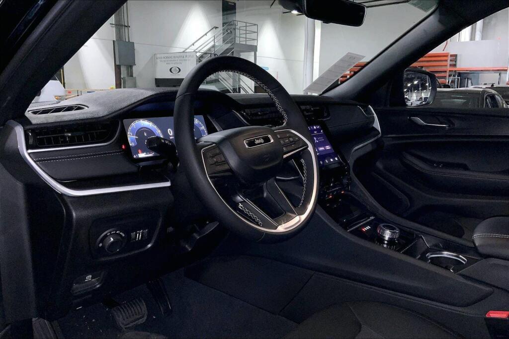 new 2025 Jeep Grand Cherokee car, priced at $43,684