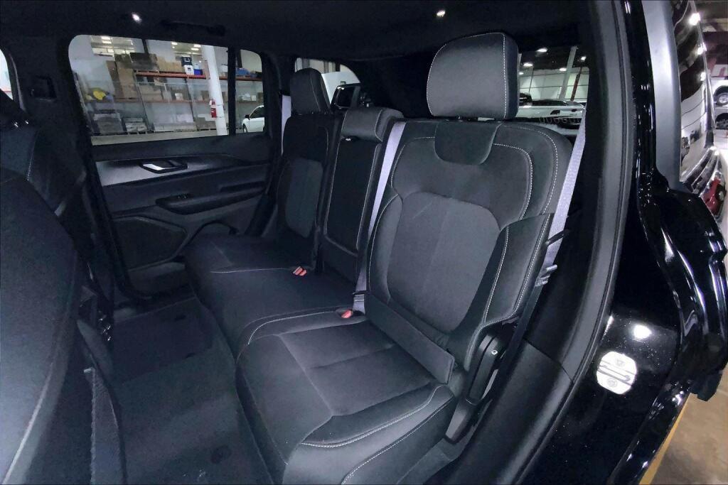new 2025 Jeep Grand Cherokee car, priced at $43,684