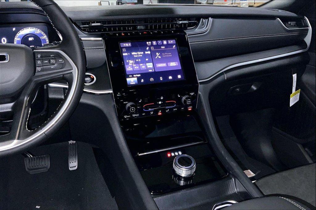 new 2025 Jeep Grand Cherokee L car, priced at $39,582