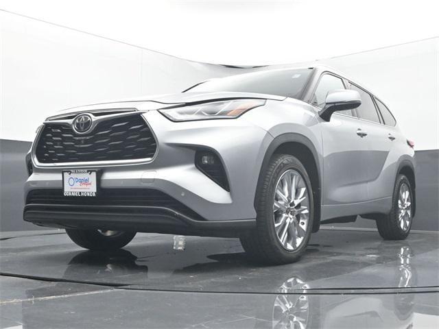 used 2020 Toyota Highlander car, priced at $31,500