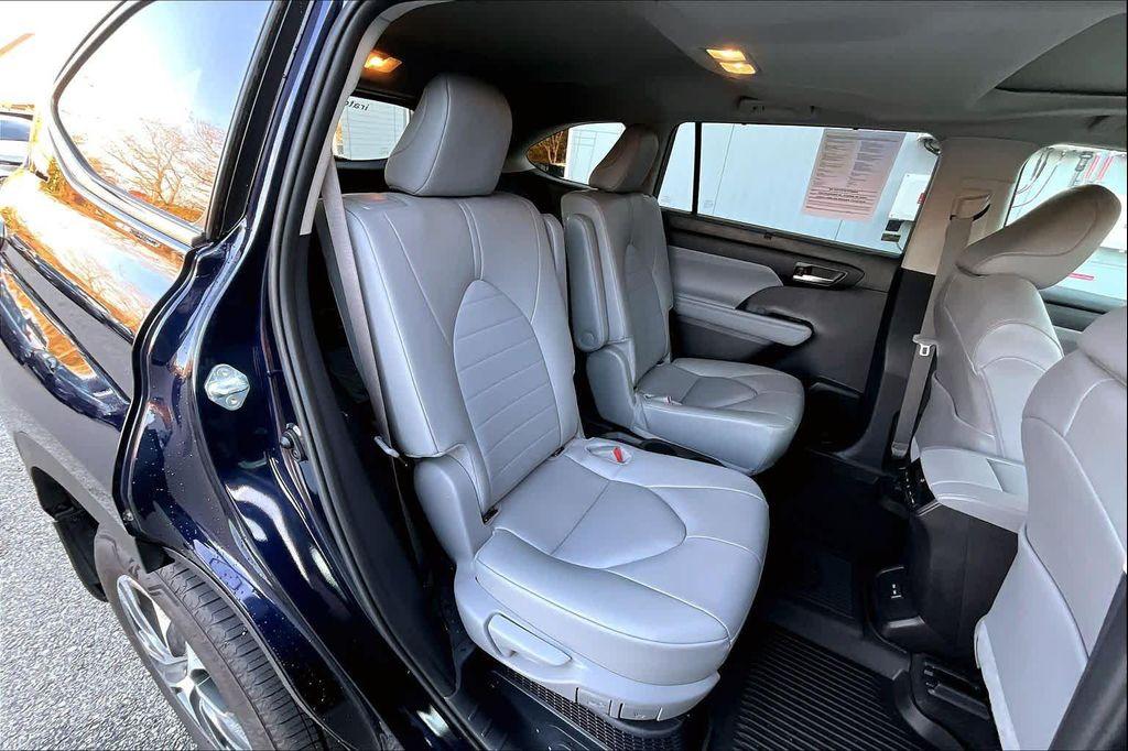 used 2025 Toyota Highlander Hybrid car, priced at $49,000