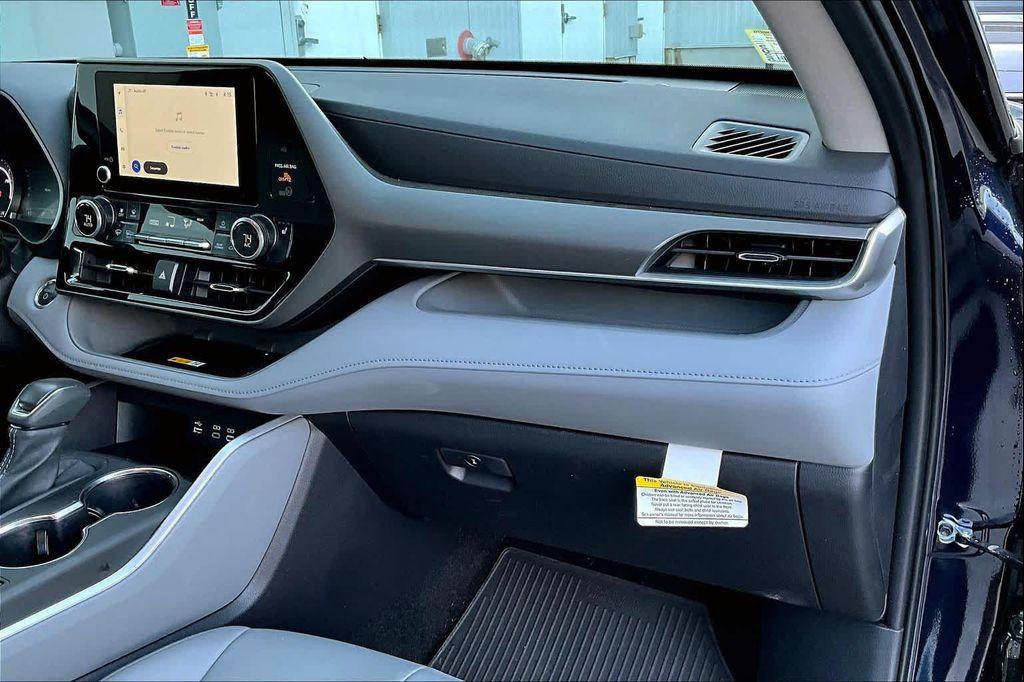 used 2025 Toyota Highlander Hybrid car, priced at $49,000