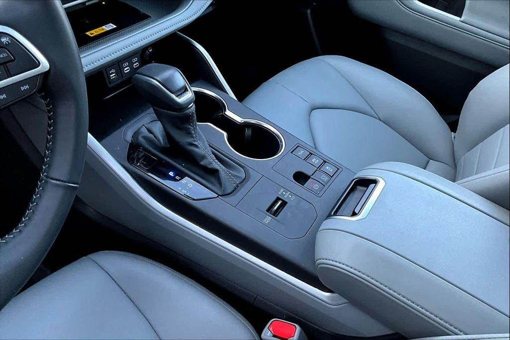 used 2025 Toyota Highlander Hybrid car, priced at $49,000