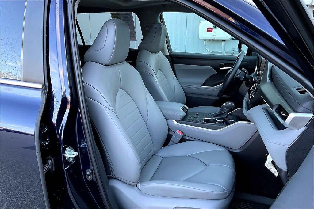 used 2025 Toyota Highlander Hybrid car, priced at $49,000