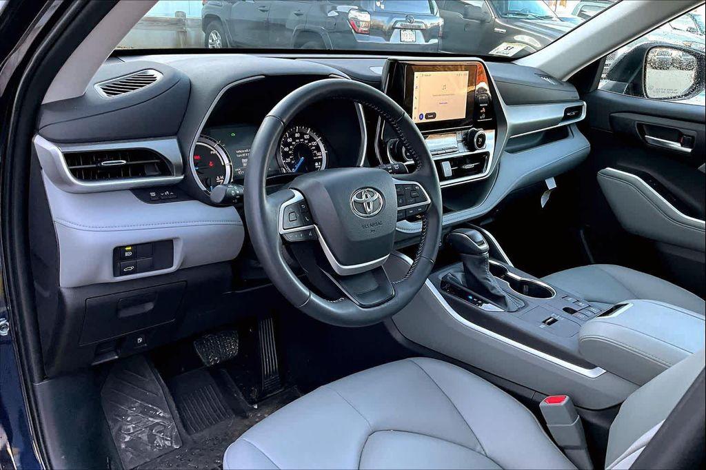 used 2025 Toyota Highlander Hybrid car, priced at $49,000