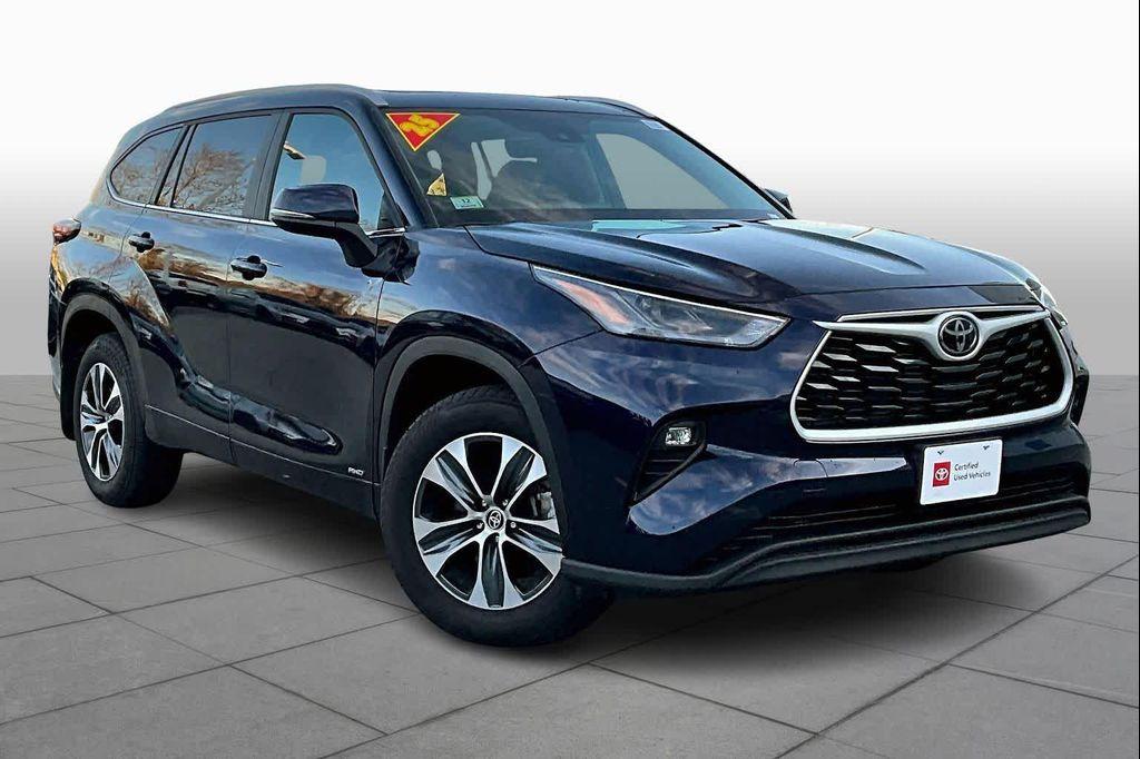 used 2025 Toyota Highlander Hybrid car, priced at $49,000