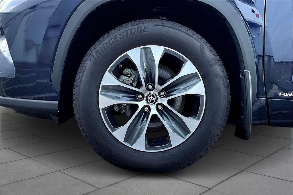 used 2025 Toyota Highlander Hybrid car, priced at $49,000