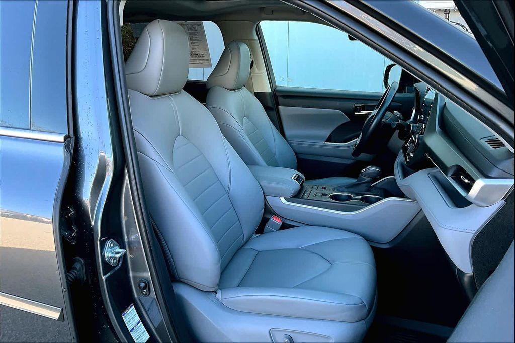 used 2020 Toyota Highlander car, priced at $31,800