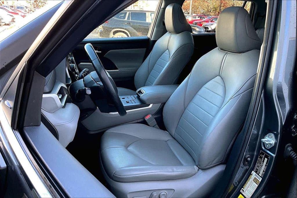 used 2020 Toyota Highlander car, priced at $31,800