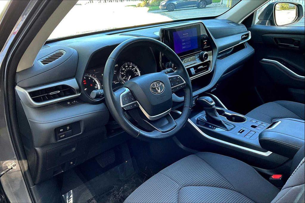 used 2023 Toyota Highlander car, priced at $33,500