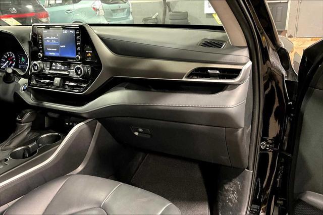 used 2021 Toyota Highlander car, priced at $32,000