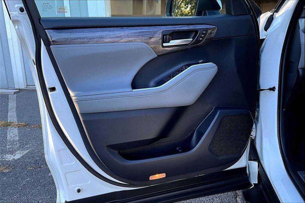 used 2020 Toyota Highlander car, priced at $32,500