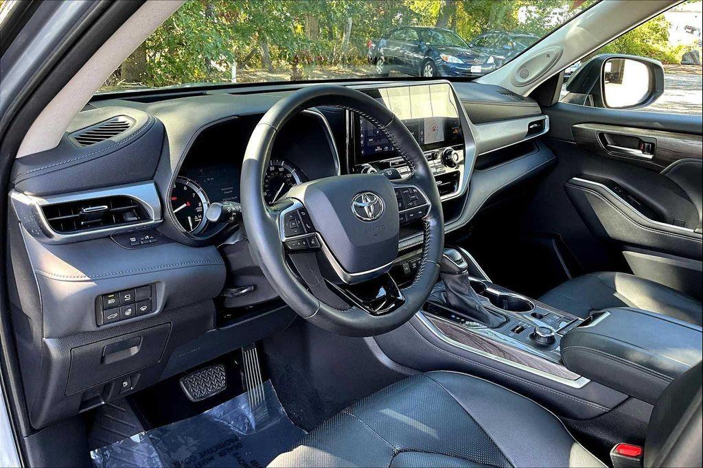 used 2021 Toyota Highlander car, priced at $36,370