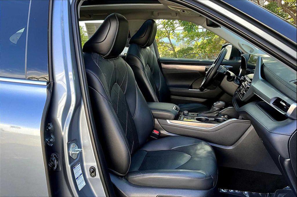 used 2021 Toyota Highlander car, priced at $36,370