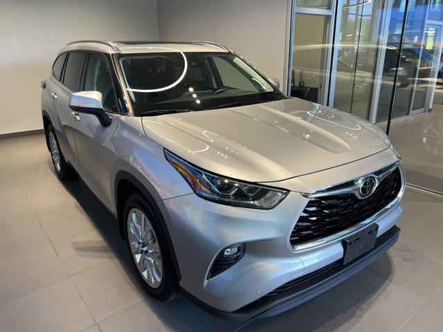 used 2021 Toyota Highlander car, priced at $33,091