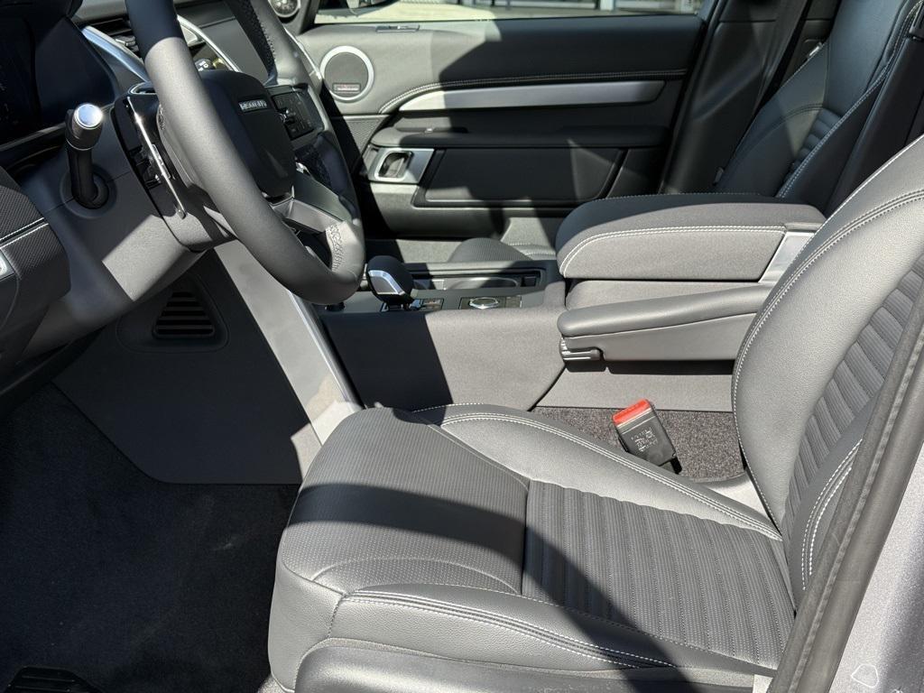 new 2025 Land Rover Discovery car, priced at $75,168