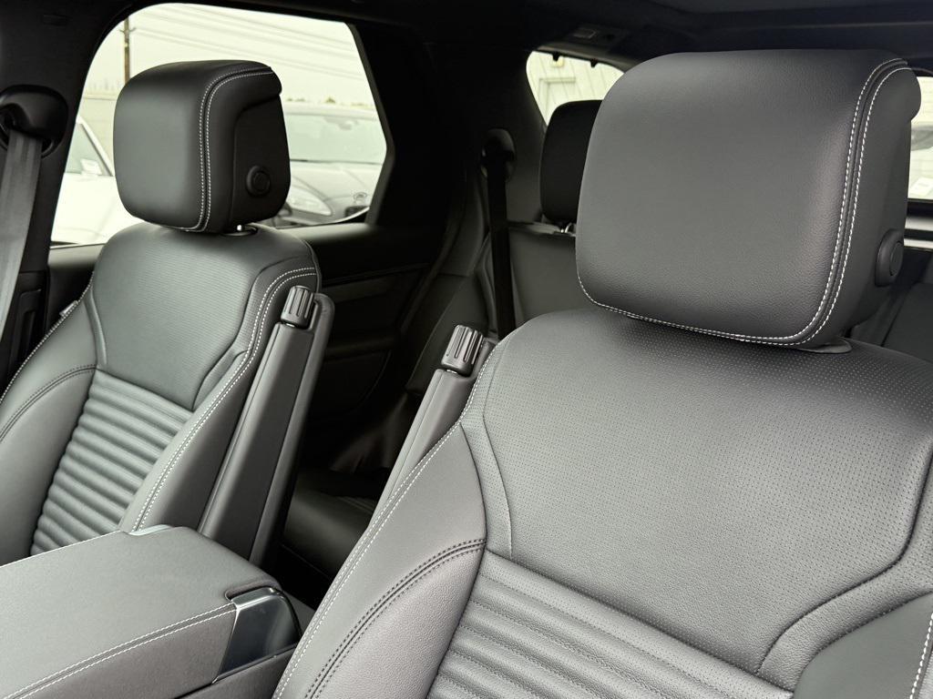 new 2025 Land Rover Discovery car, priced at $75,775