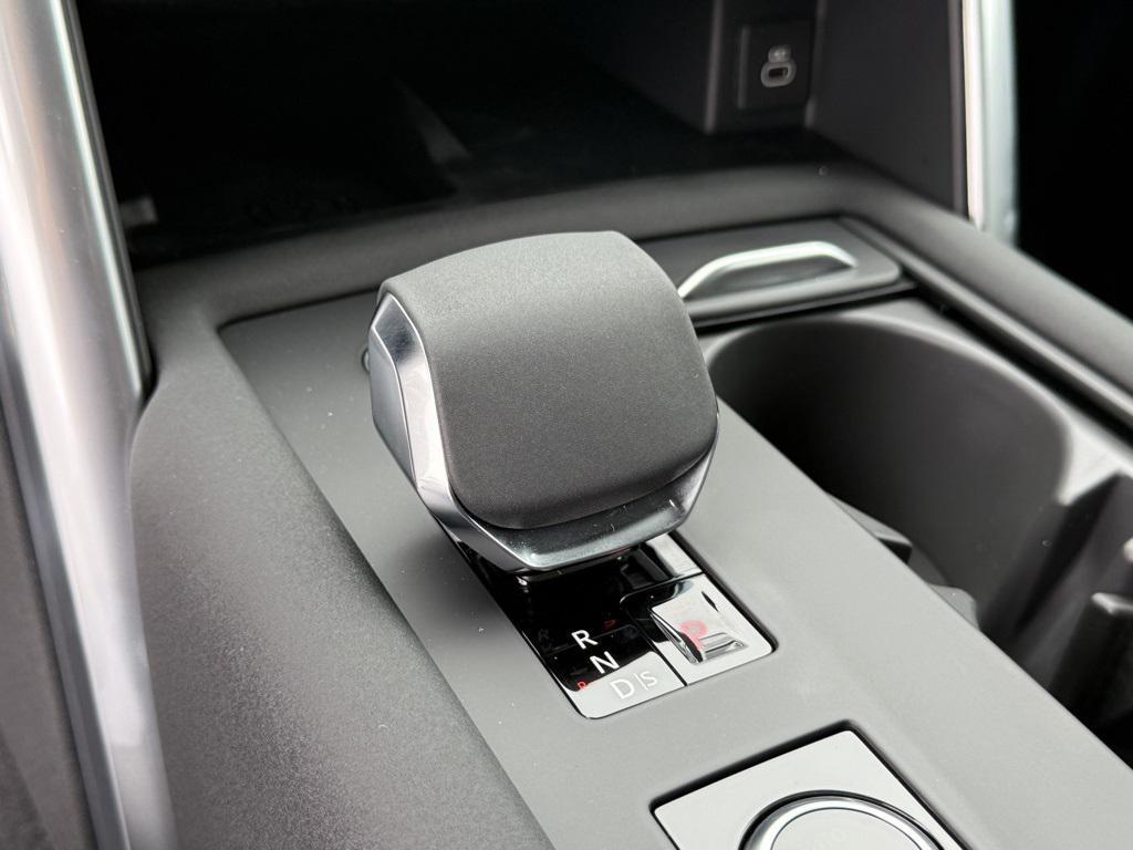 new 2025 Land Rover Discovery car, priced at $75,775
