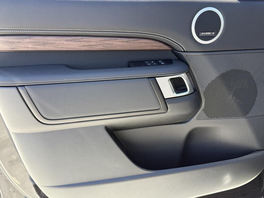 new 2025 Land Rover Discovery car, priced at $76,818