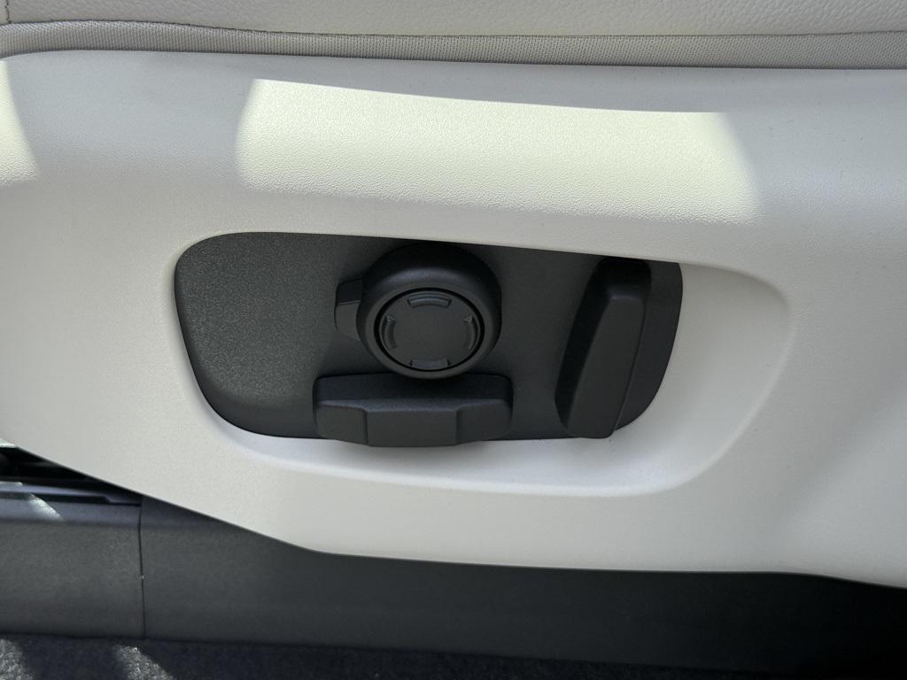 new 2025 Land Rover Discovery car, priced at $75,775