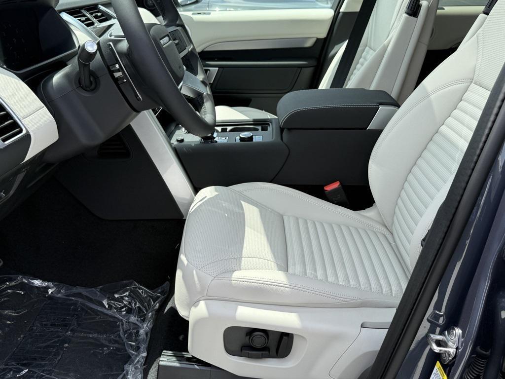 new 2025 Land Rover Discovery car, priced at $75,775