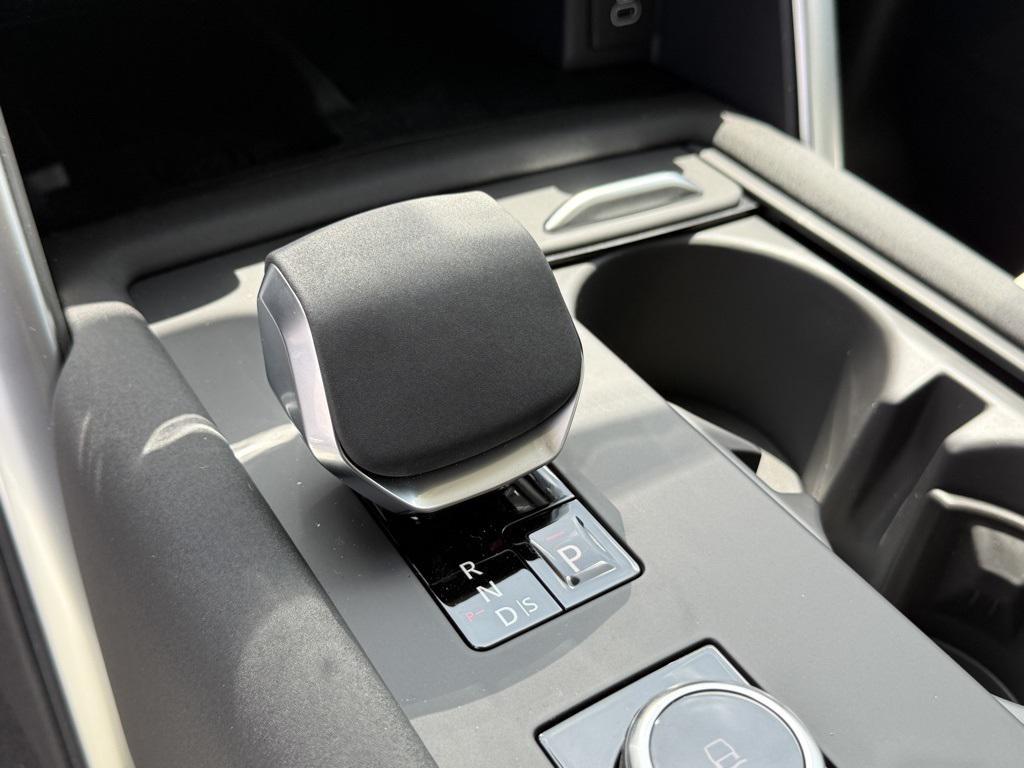 new 2025 Land Rover Discovery car, priced at $75,775