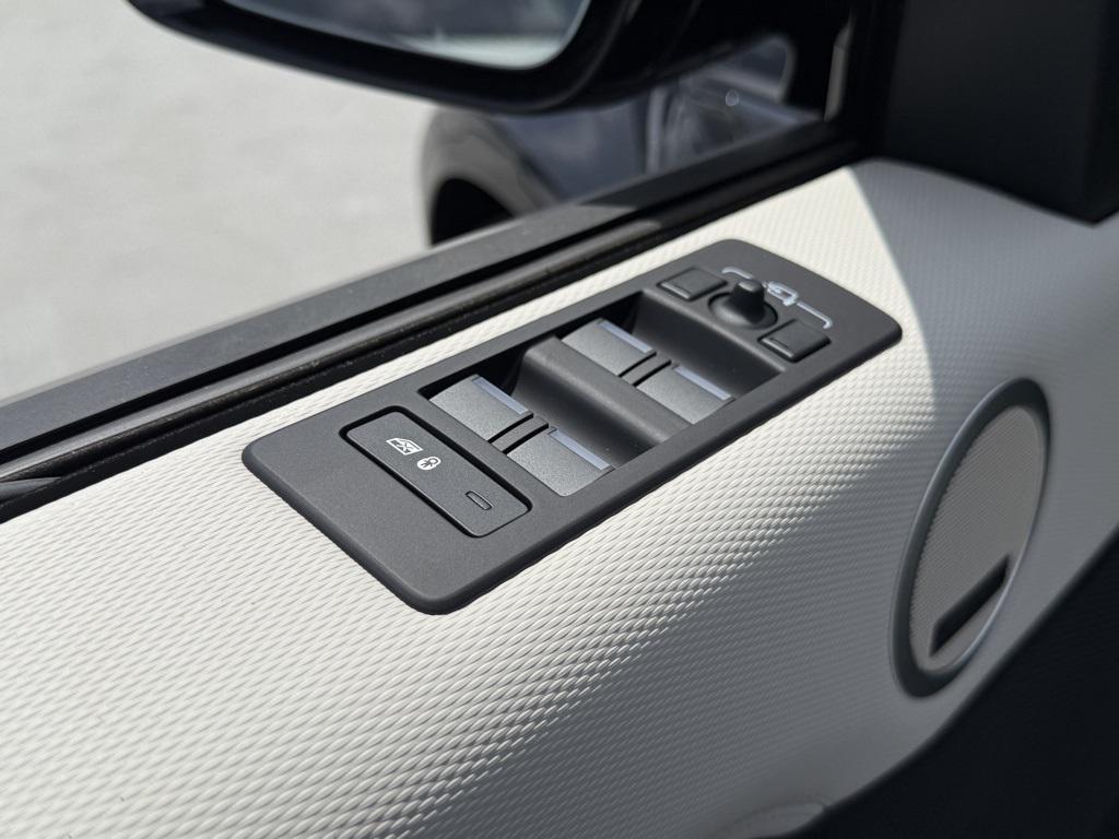 new 2025 Land Rover Discovery car, priced at $75,775
