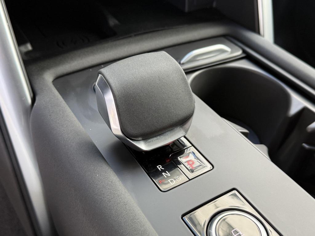 new 2025 Land Rover Discovery car, priced at $85,128