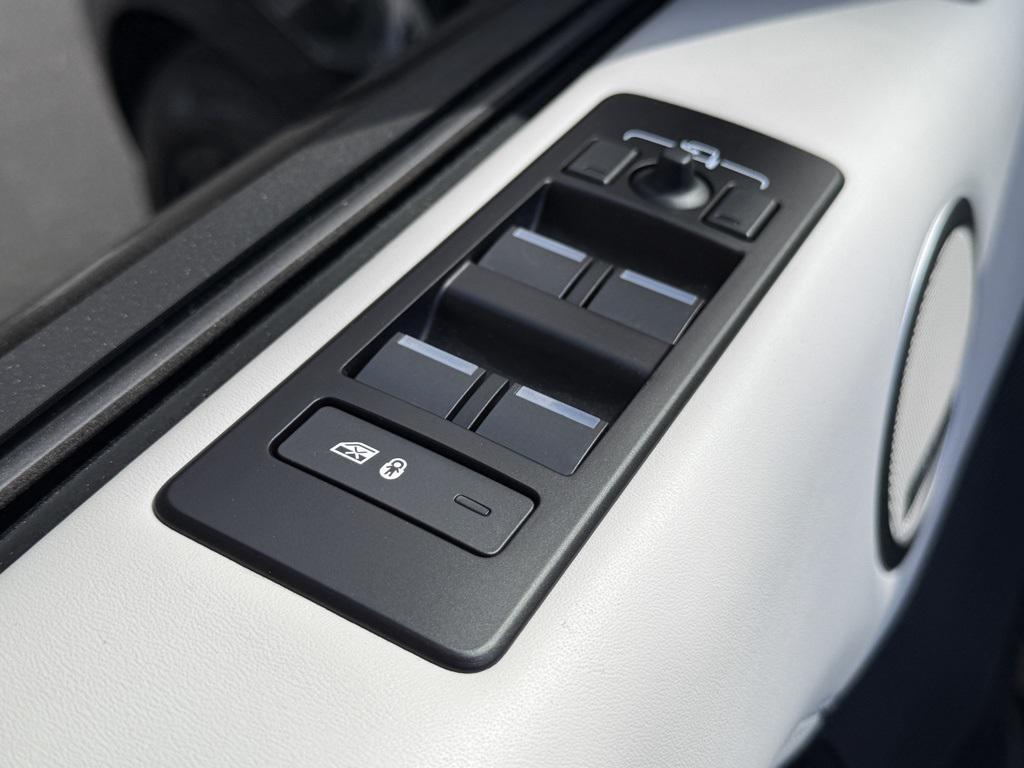 new 2025 Land Rover Discovery car, priced at $85,128