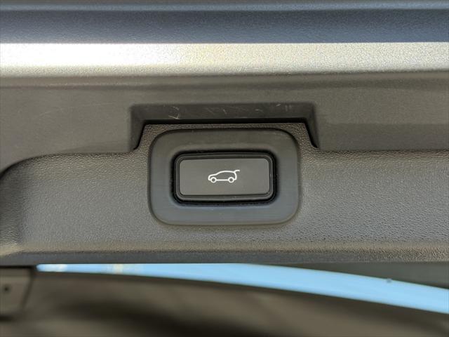 used 2022 Land Rover Discovery car, priced at $42,999