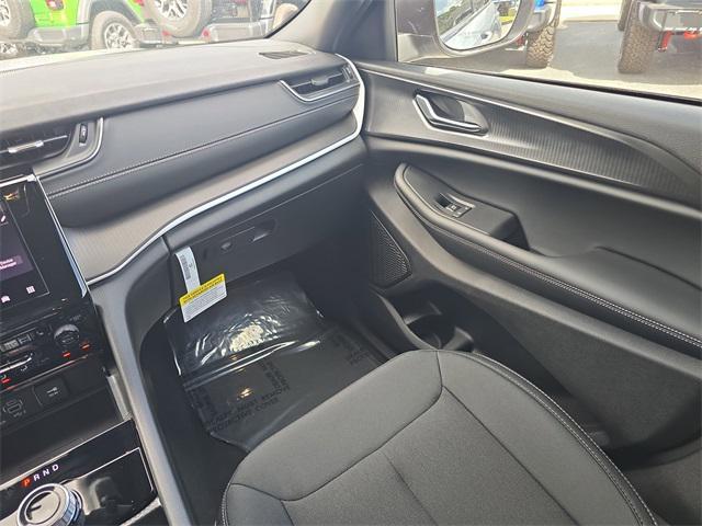new 2025 Jeep Grand Cherokee car, priced at $34,592