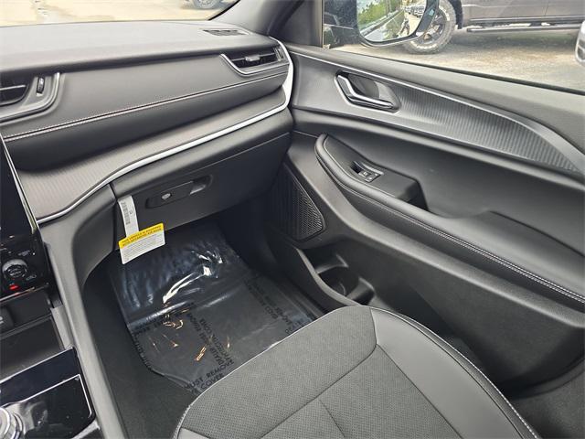 new 2025 Jeep Grand Cherokee car, priced at $38,124