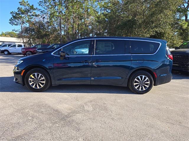 new 2025 Chrysler Pacifica Hybrid car, priced at $47,025