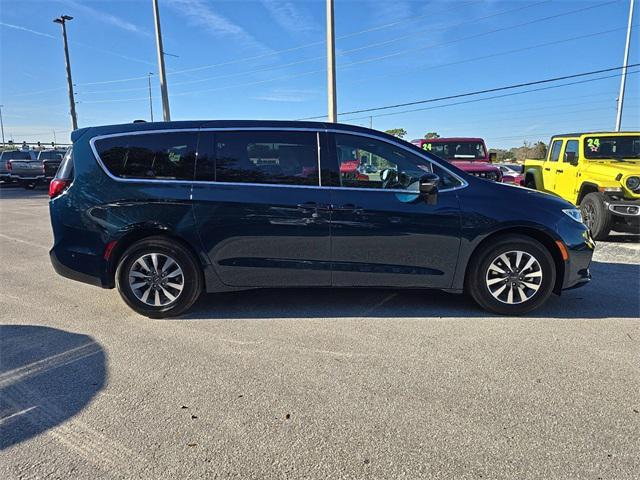 new 2025 Chrysler Pacifica Hybrid car, priced at $47,025