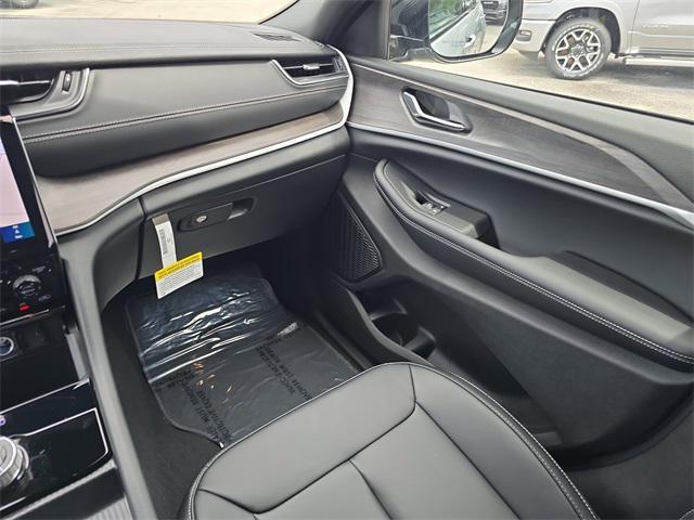 new 2025 Jeep Grand Cherokee car, priced at $41,017