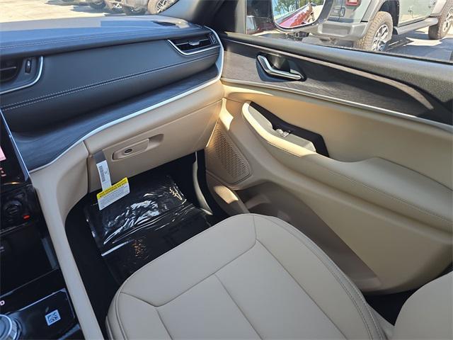 new 2025 Jeep Grand Cherokee car, priced at $41,017